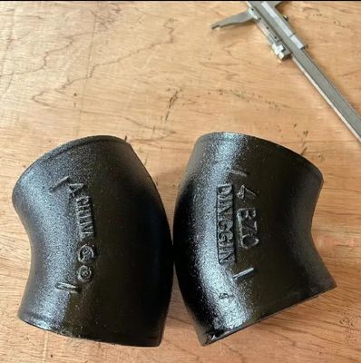Componenti di fusione di sabbia a colori personalizzati Fittings per tubi di ferro resistenti all'erosione